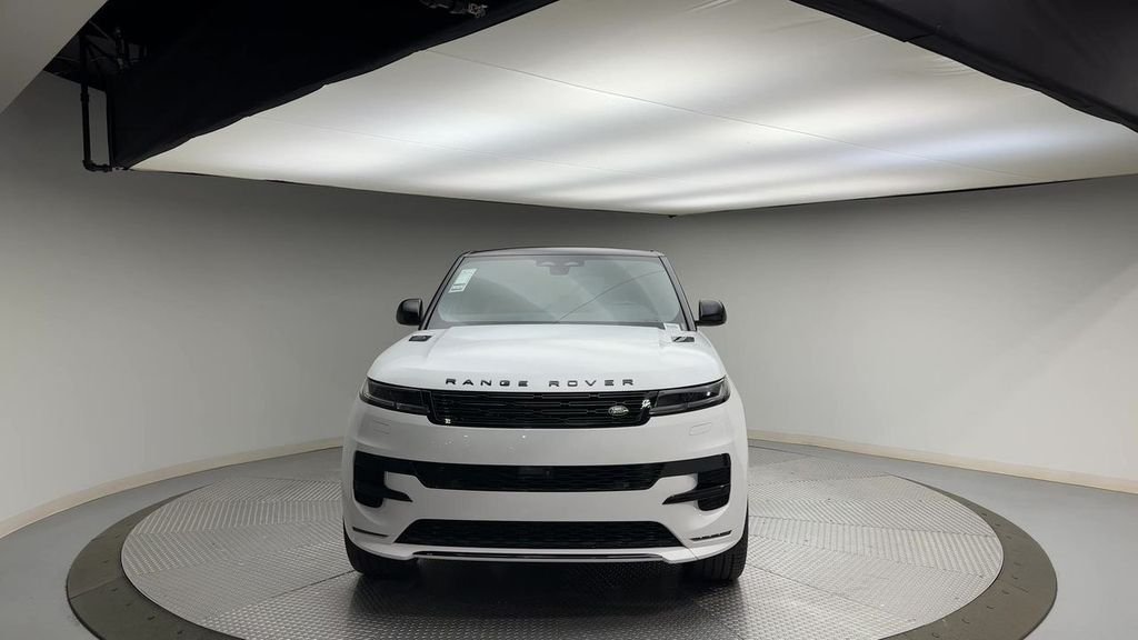 Used 2024 Fuji White Land Rover Dynamic SE image 3