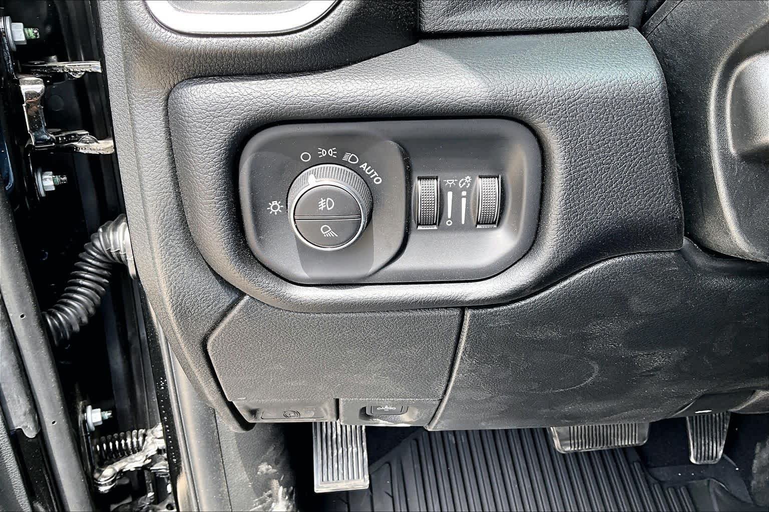 New 2026 Diamond Black Crystal Pearl-Coat Exterior Paint RAM Laramie image 19