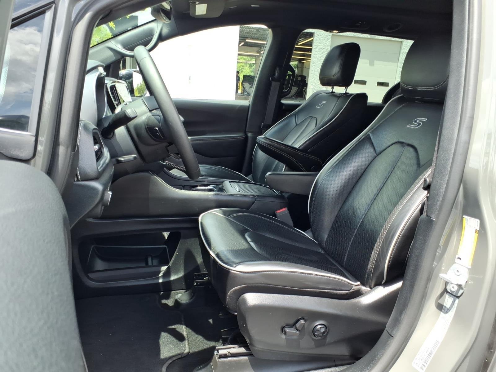 Used 2025 Ceramic Gray Clearcoat Chrysler Limited image 19
