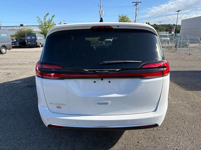New 2027 Bright White Clear-Coat Paint Chrysler Select image 4