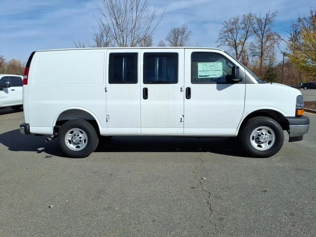 New 2026 Summit White Chevrolet WT image 31