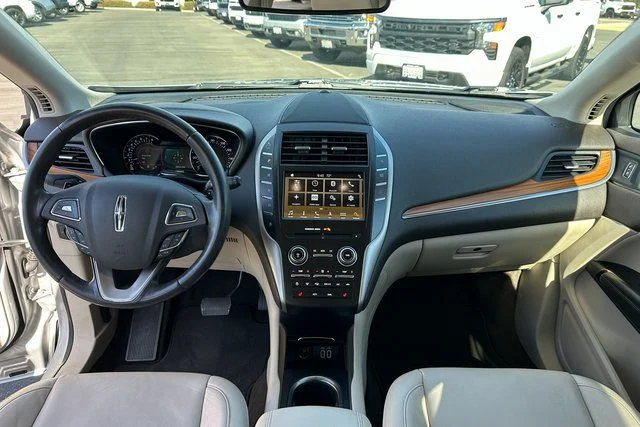 Used 2019 Silver Lincoln Select image 22