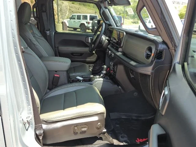 Certified Used 2025 Gray Jeep Mojave image 19