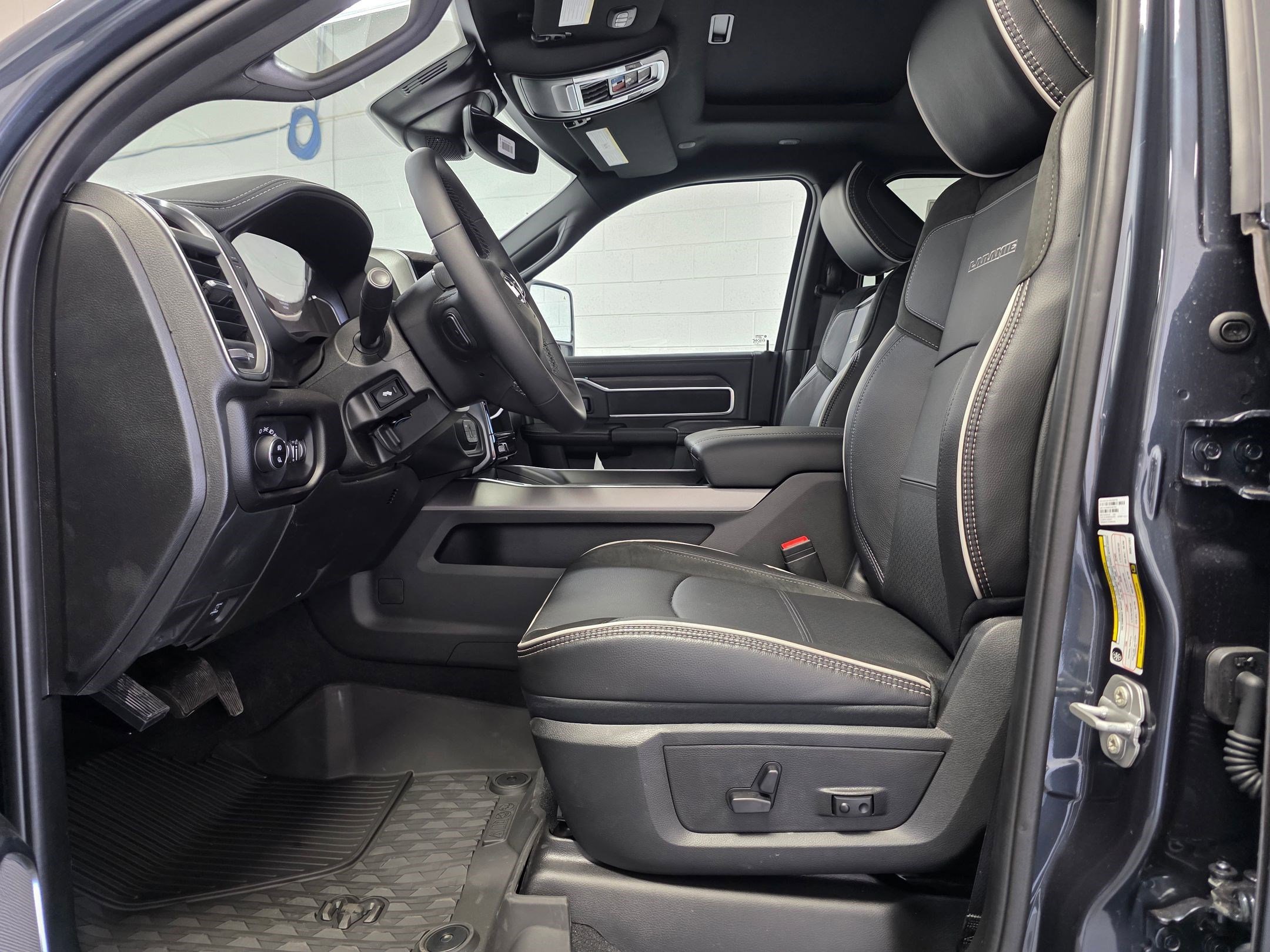 2025 RAM 3500 Laramie - Photo 18