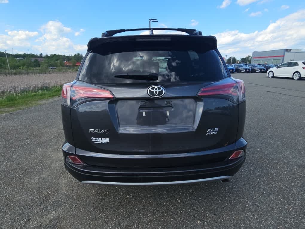 Used 2018 Magnetic Gray Metallic Toyota XLE image 5