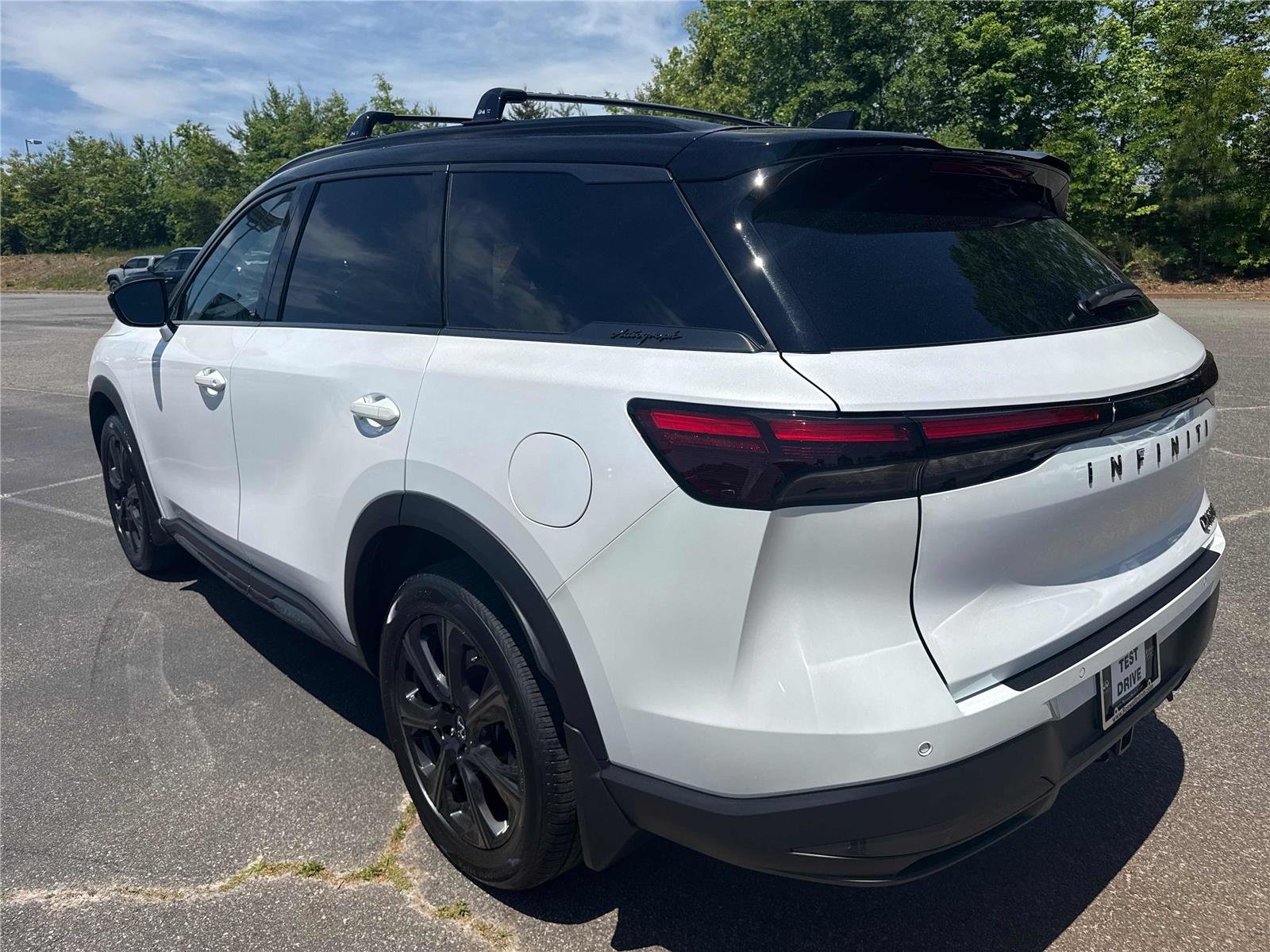 New 2027 2T RAD WHT INFINITI Autograph AWD image 8