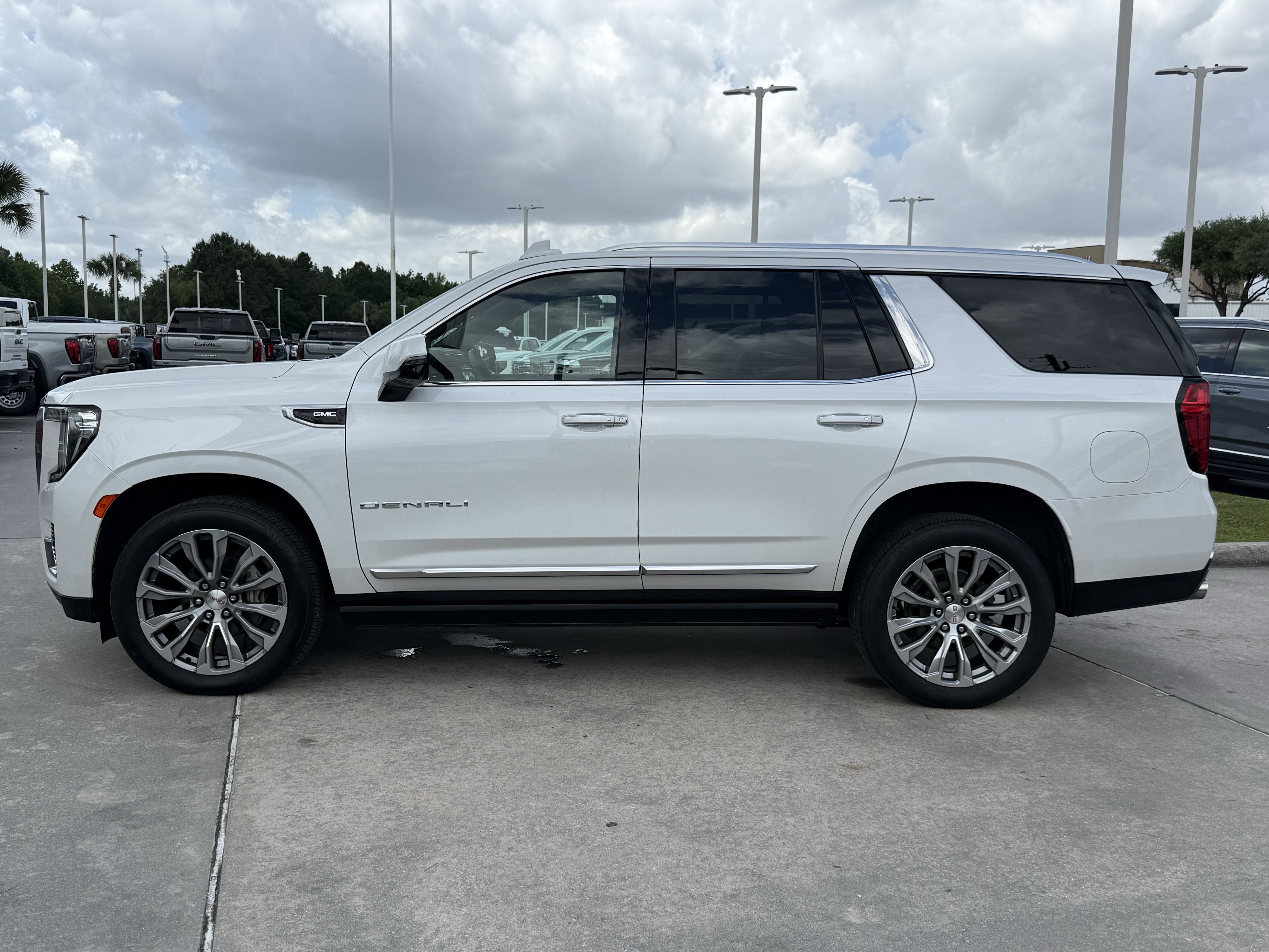 Used 2021 White Frost Tricoat GMC  image 7