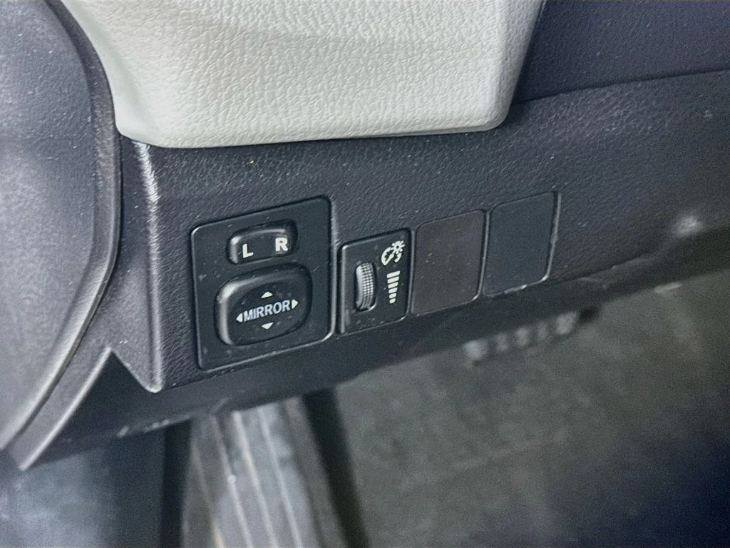 Used 2015 Silver Toyota LE image 10
