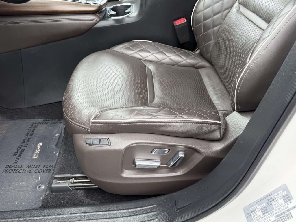 Used 2022 White Mazda Signature image 17