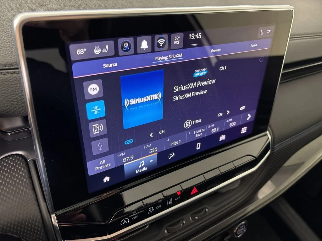 New 2026 White Jeep Latitude image 25