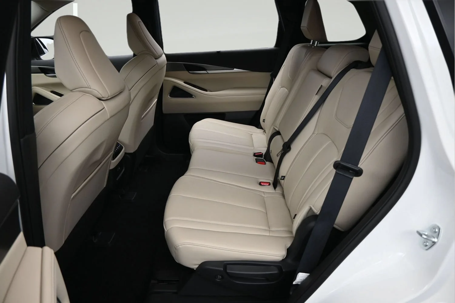 Certified Used 2025 Majestic White INFINITI LUXE image 11