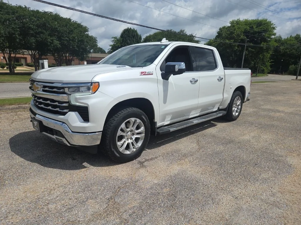 Used 2023 Iridescent Pearl Tricoat Chevrolet LTZ image 4