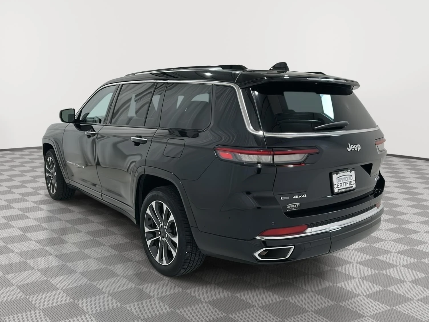 Used 2022 Diamond Black Crystal Pearlcoat Jeep Overland image 3