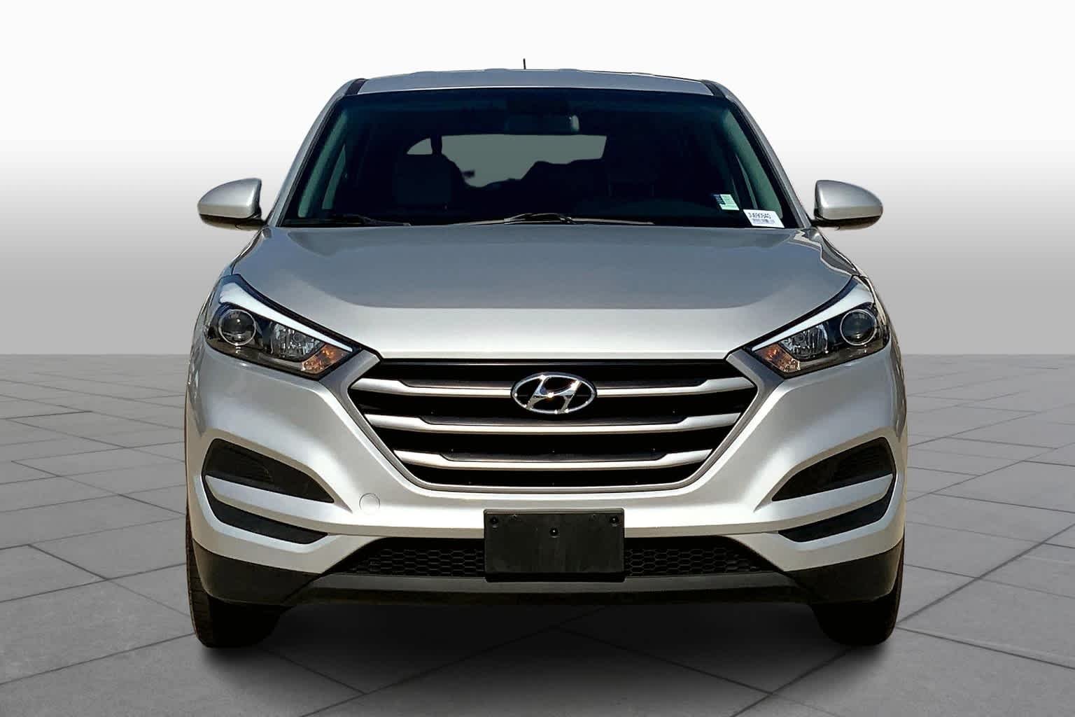 Used 2018 Molten Silver Hyundai SE image 3