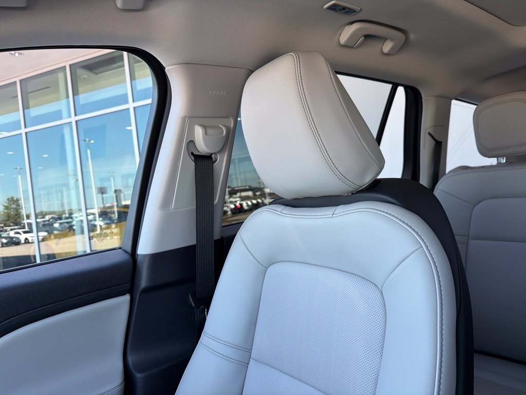 Used 2025 White Lincoln Premiere image 24