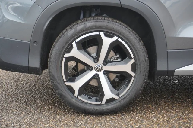 New 2026 Platinum Gray Metallic Volkswagen SE image 6