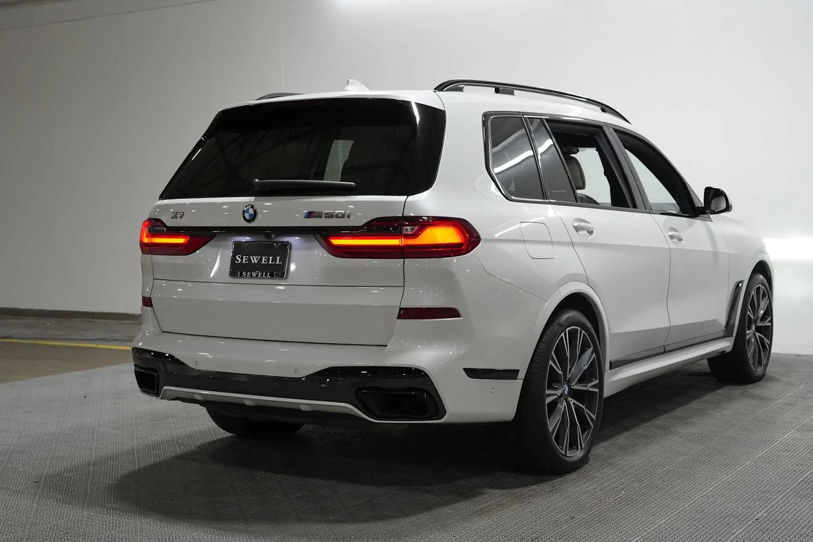 Used 2022 Mineral White Metallic BMW M50i image 27
