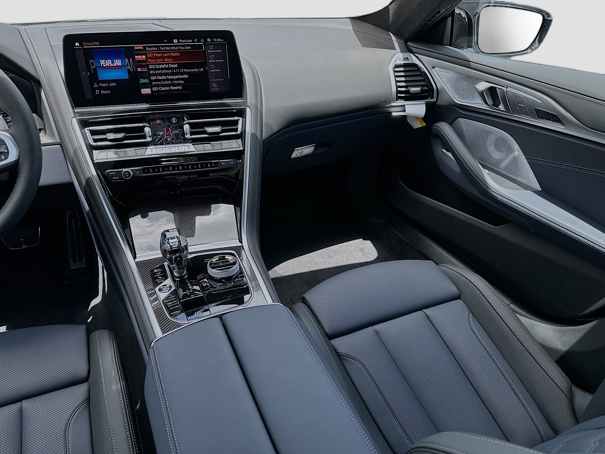 2026 BMW 8 Series M850i - Photo 17