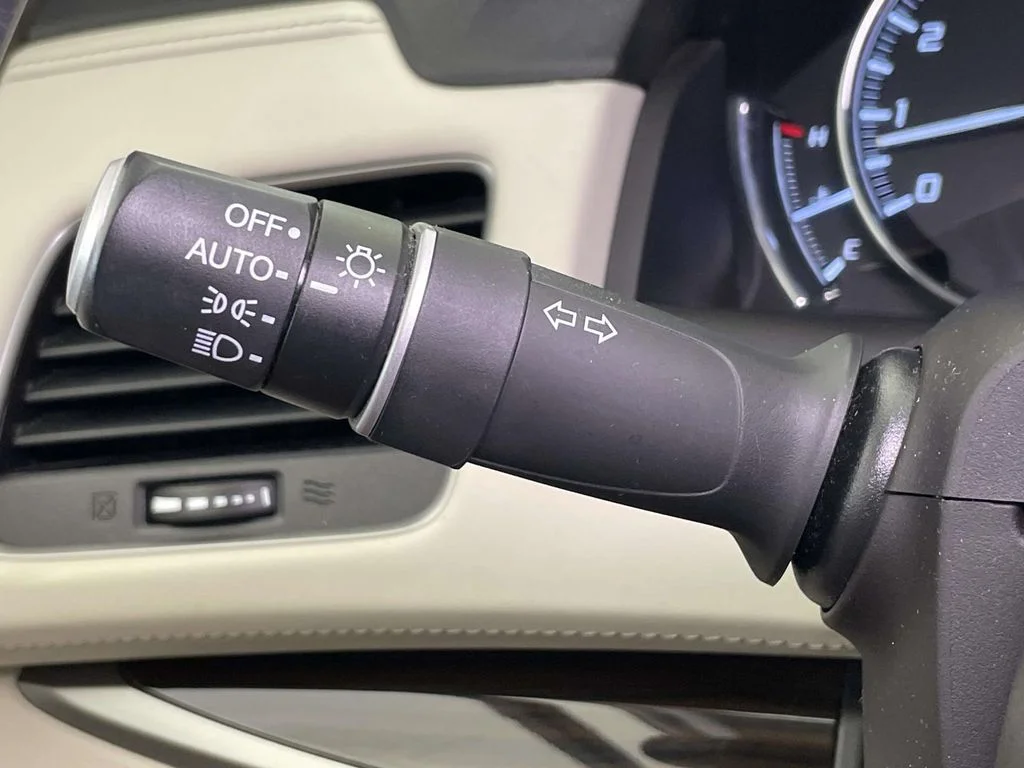 Used 2016 White Acura Base image 34
