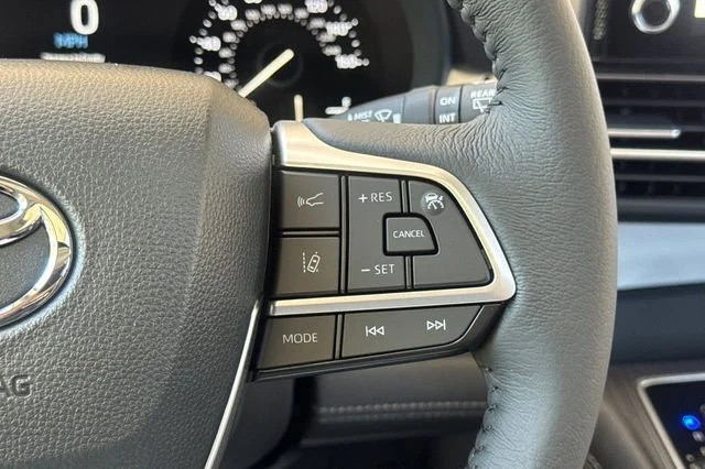 New 2026 Wind Chill Pearl <sup>1</sup> Toyota  XLE image 28