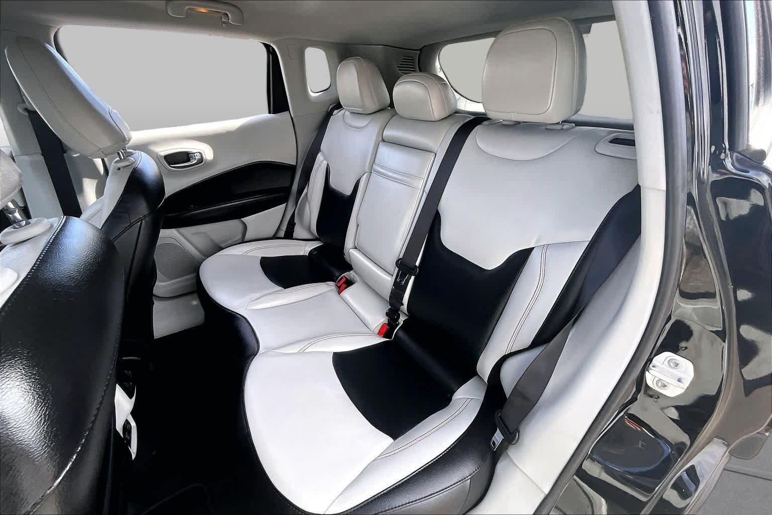 Used 2019 Diamond Black Crystal Pearlcoat Jeep Limited image 19