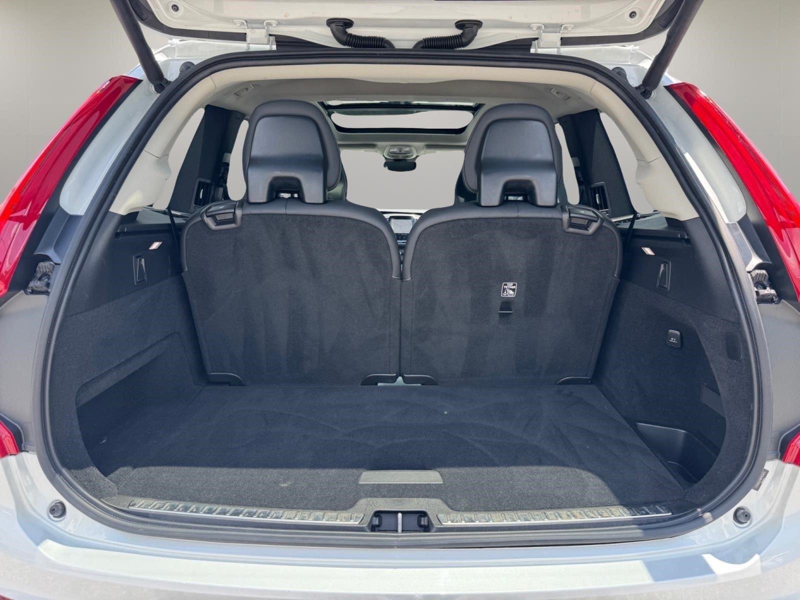 Used 2024 Crystal White Metallic Volvo Ultimate Bright Theme image 12