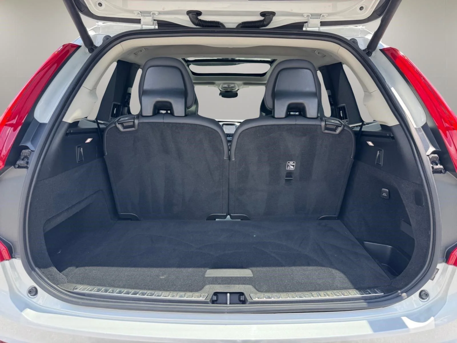 Used 2024 Crystal White Metallic Volvo Ultimate Bright Theme image 12