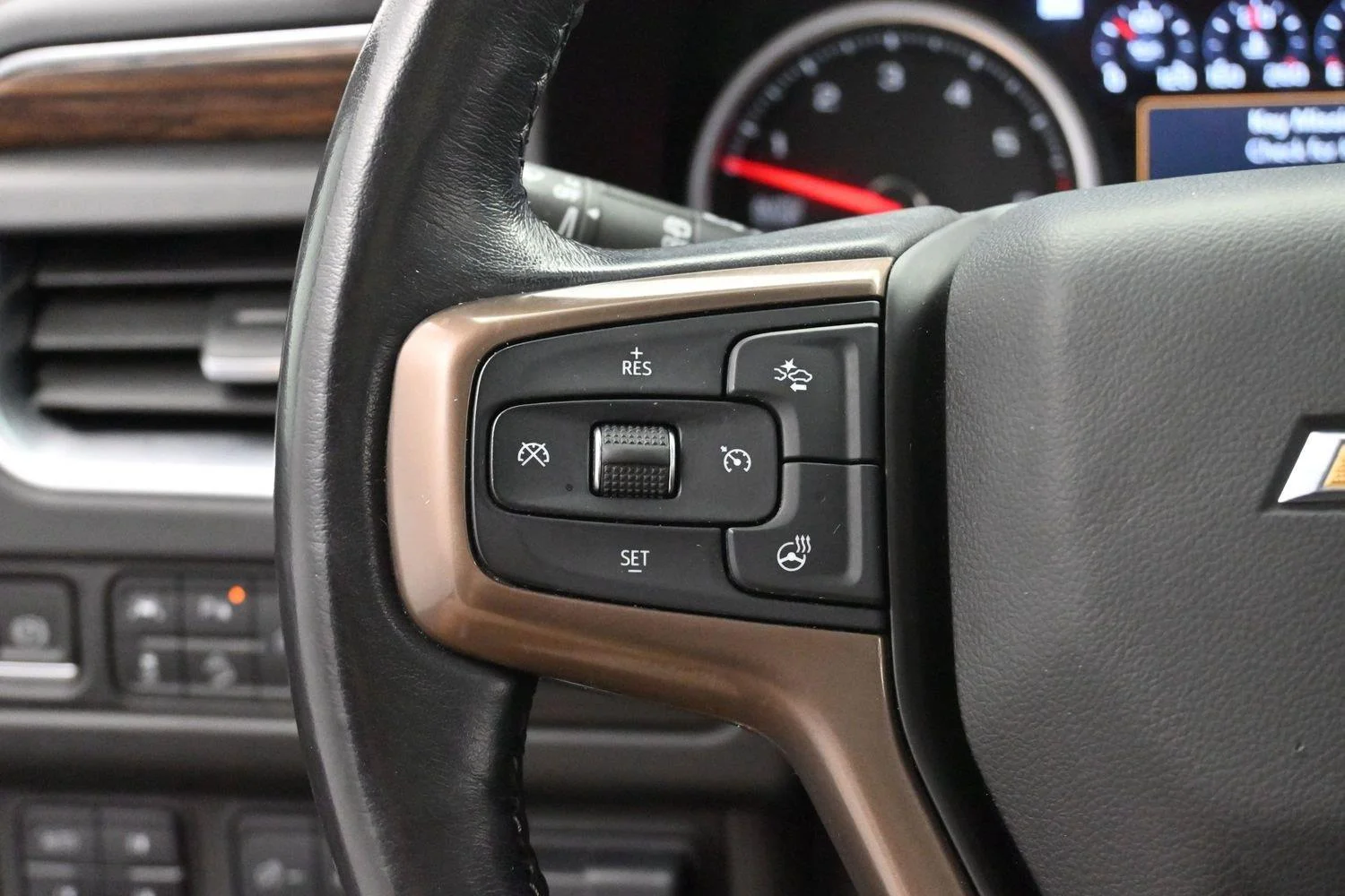 Used 2021 IRIDESCENT PEARL TRICOAT Chevrolet High Country image 17