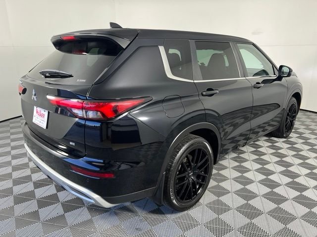 Used 2022 Black Mitsubishi SE image 7