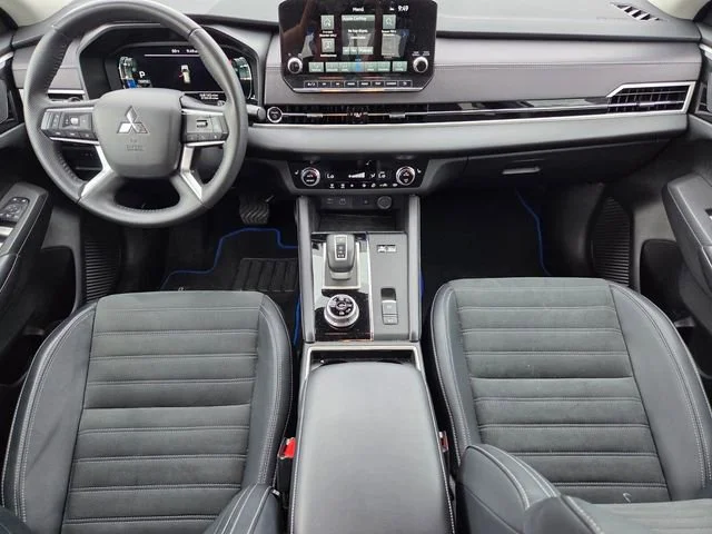 Used 2025 White Mitsubishi SE image 11