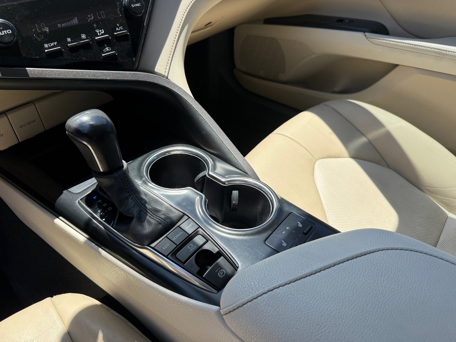 Used 2020 Pearl Toyota XLE image 13