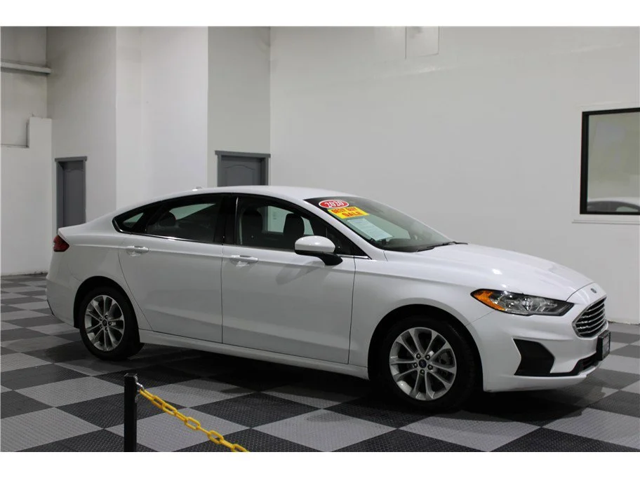 2020 Ford Fusion SE's photo