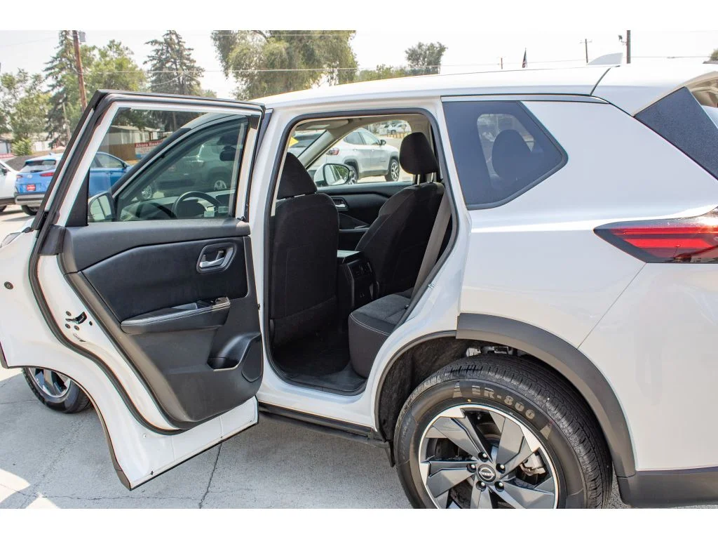 Used 2024 Everest White Pearl Nissan SV image 13
