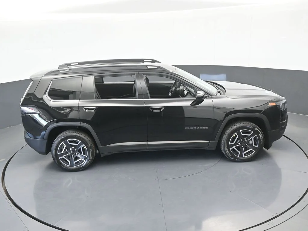 New 2026 Diamond Black Crystal Pearl-Coat Exterior Paint Jeep Laredo image 44