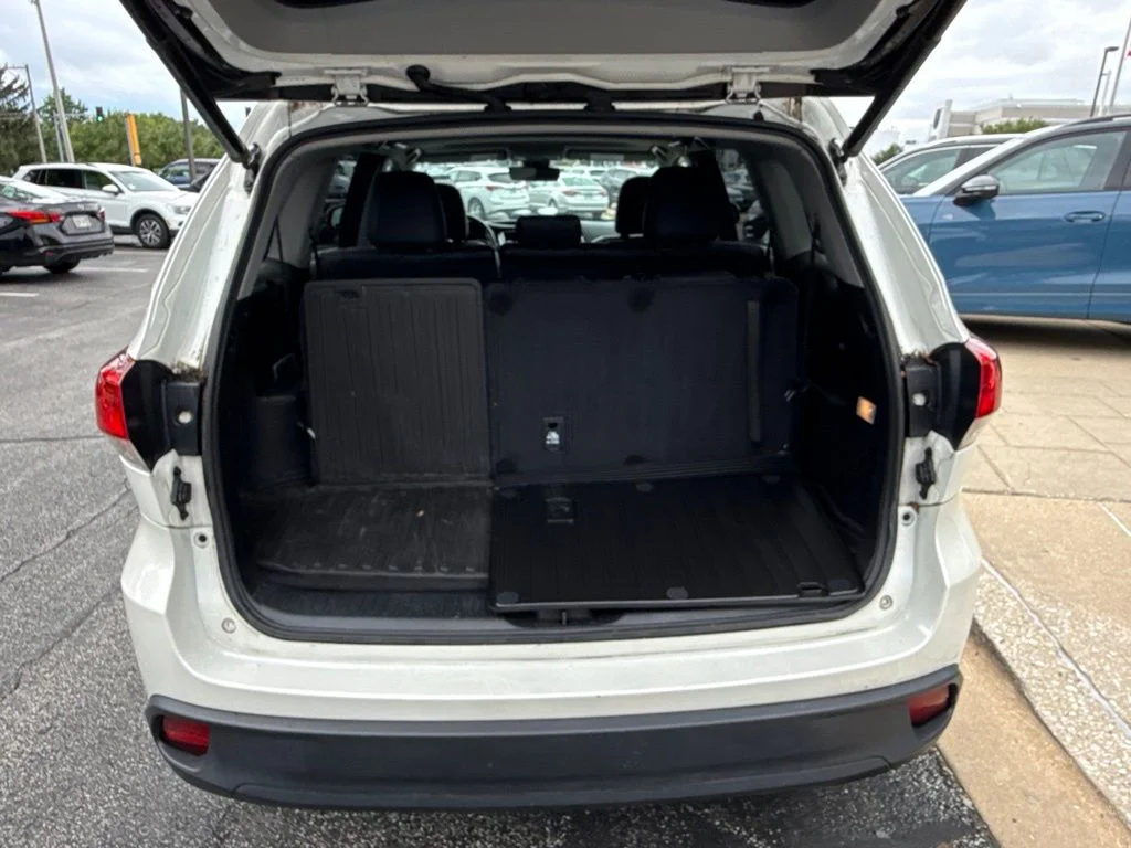 Used 2018 White Toyota XLE image 23