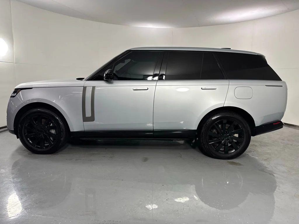 Used 2025 Hakuba Silver Metallic Land Rover SE image 10