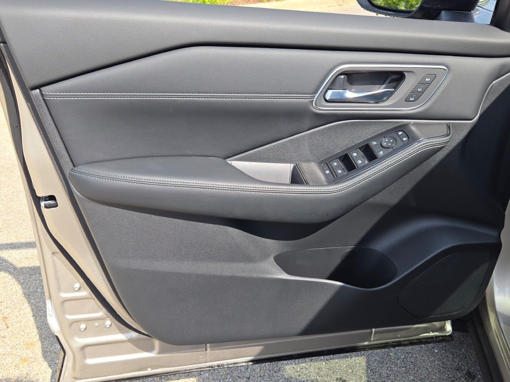 New 2026 Champagne Silver Metallic / Super Black Two-tone Nissan Platinum image 29