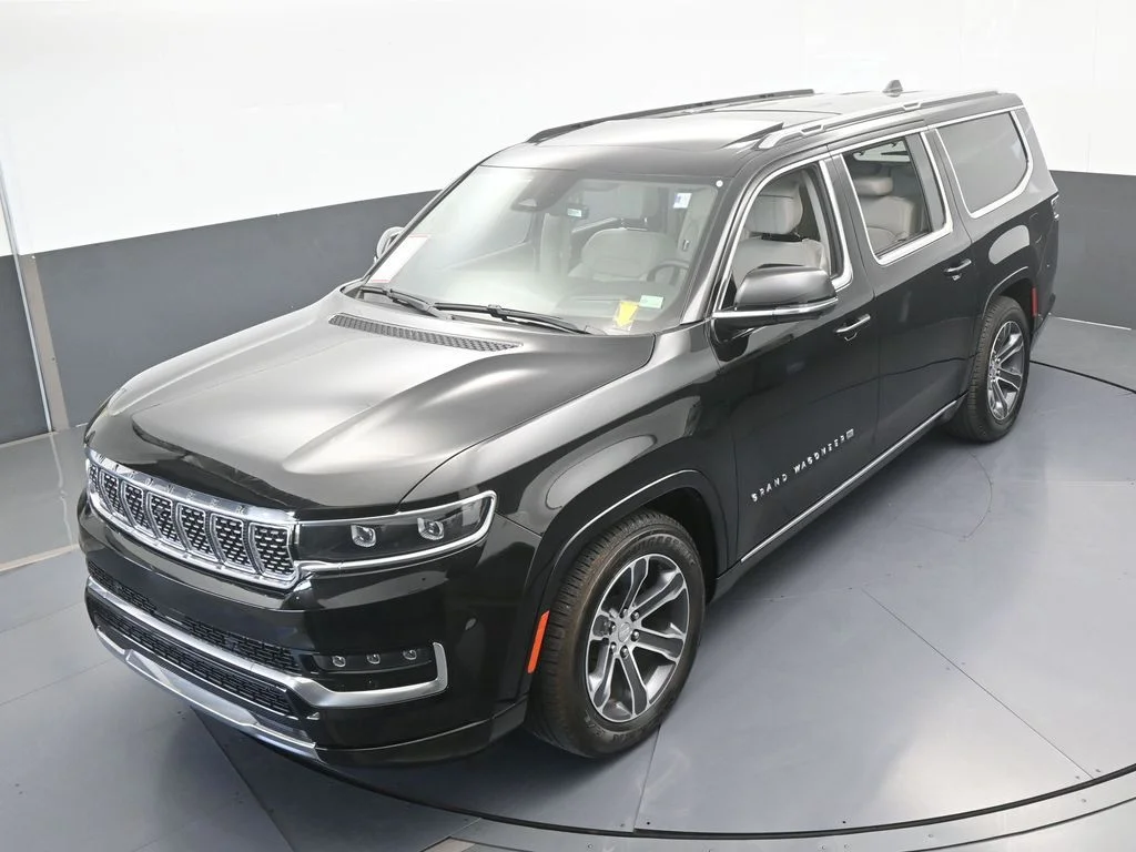 Used 2024 Diamond Black Crystal Pearlcoat Jeep Base image 60