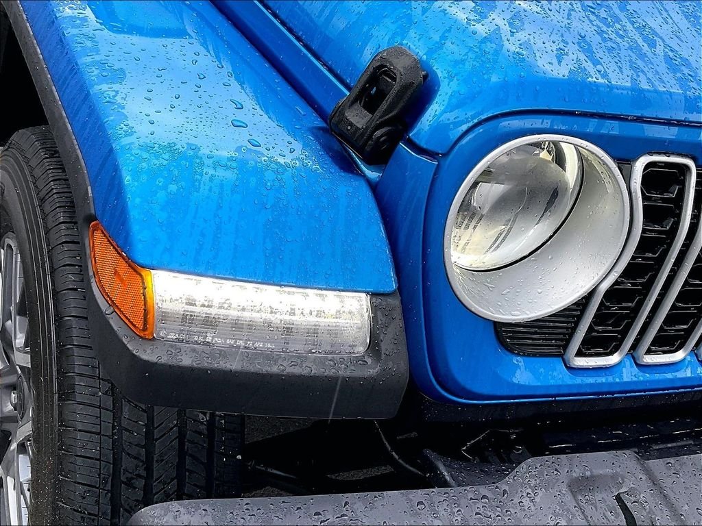 Used 2025 Hydro Blue Pearl Coat Jeep Sahara image 33