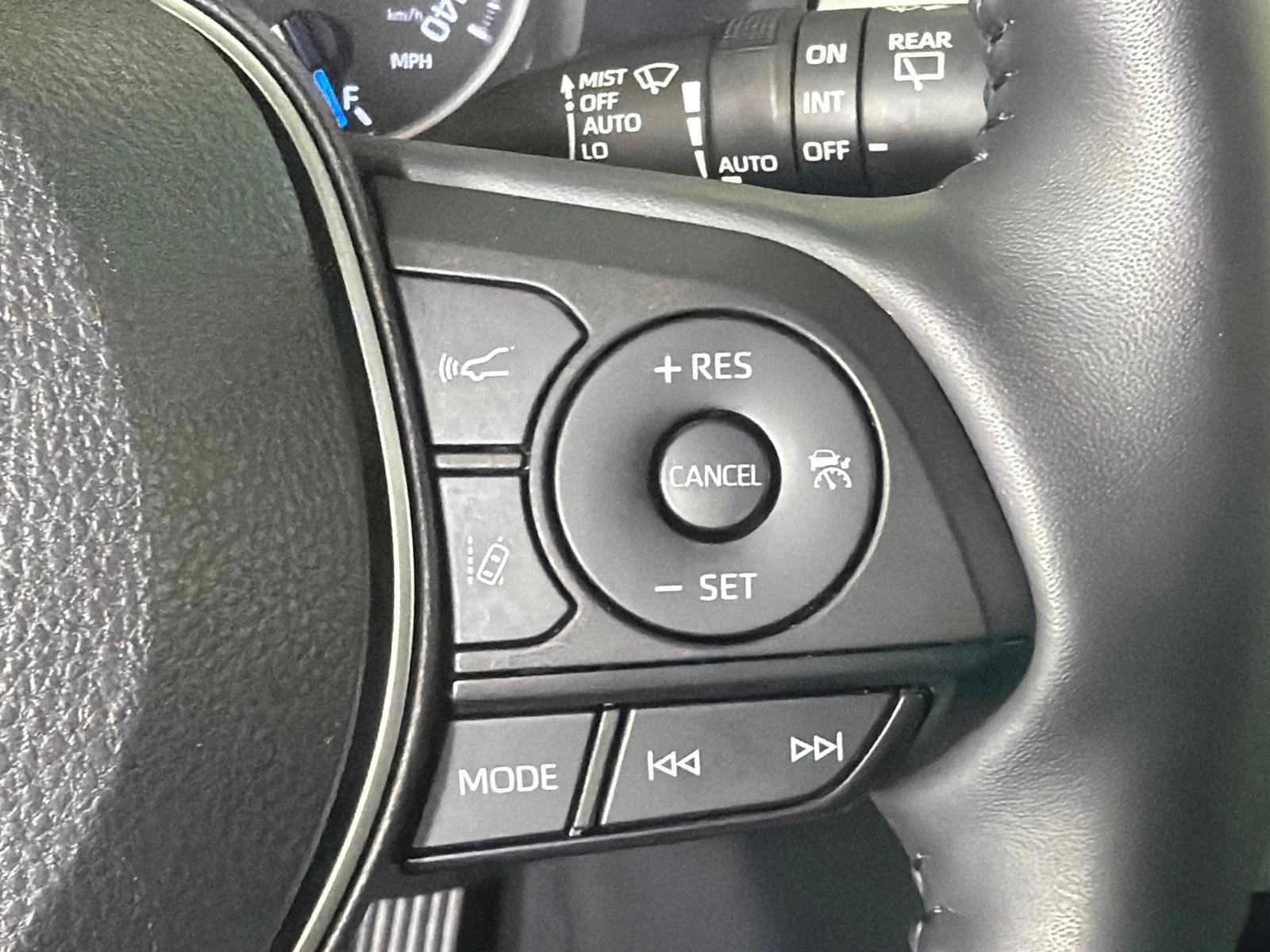 Used 2022  Toyota Hybrid XLE Premium image 27