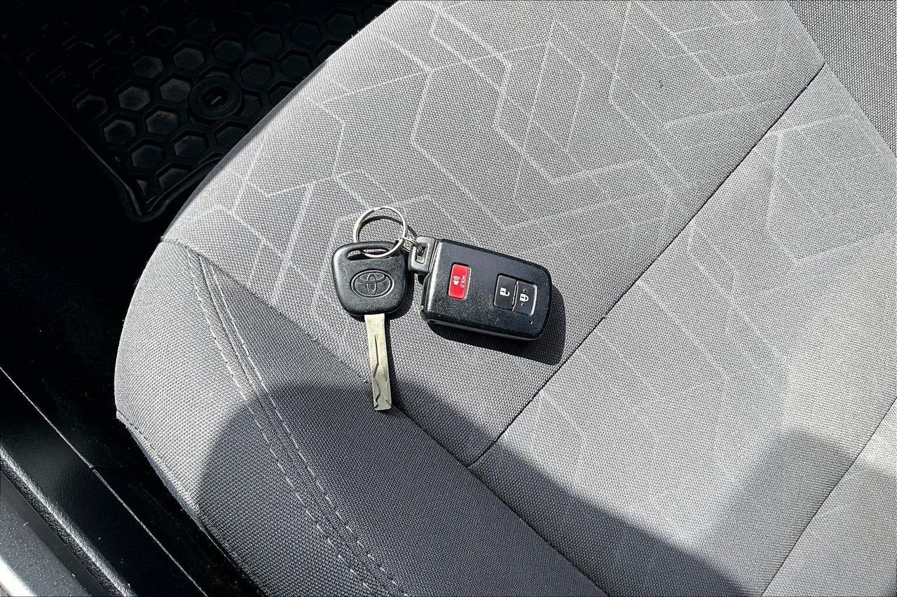 Used 2018 Midnight Black Metallic Toyota SR5 image 35