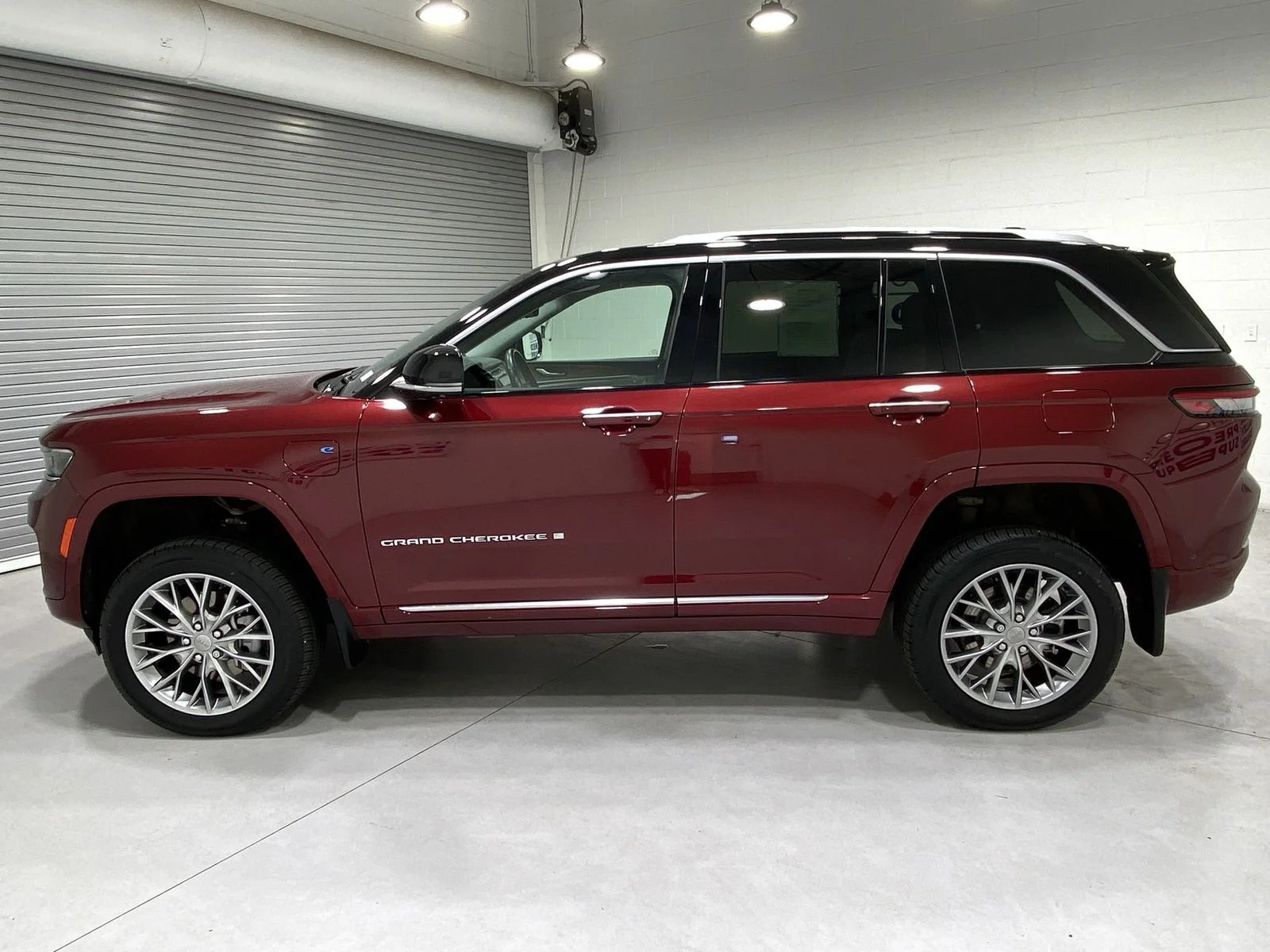 Used 2022 Red Jeep Summit 4xe image 5