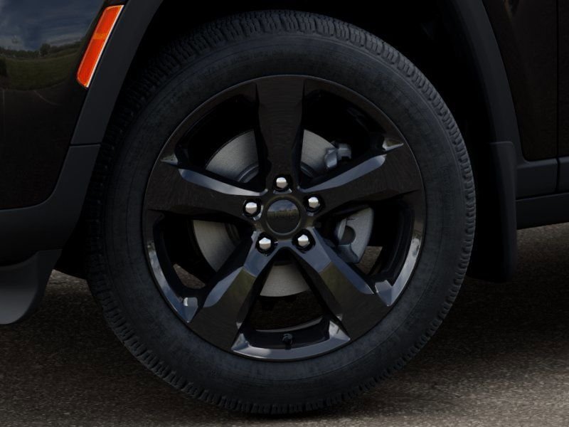 New 2026 Diamond Black Crystal Pearl-Coat Exterior Paint Jeep Limited image 8