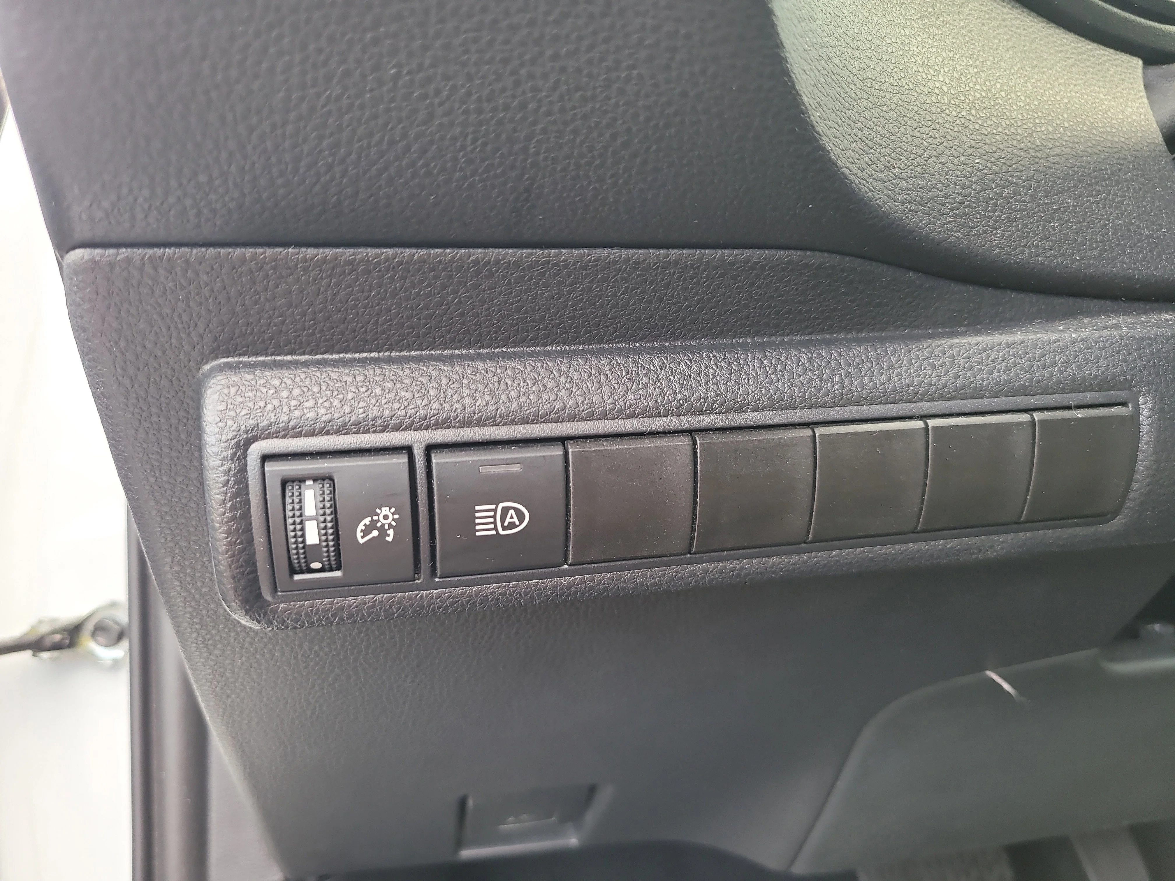 Used 2025 Ice Toyota LE image 30