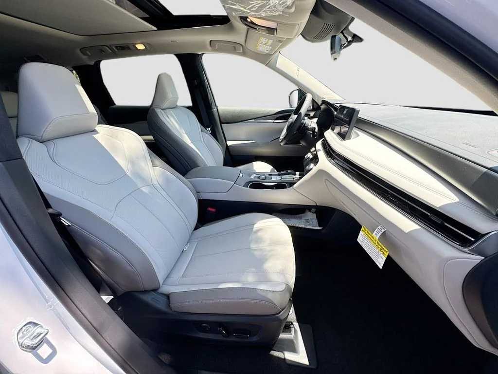 Used 2027 White INFINITI LUXE image 32