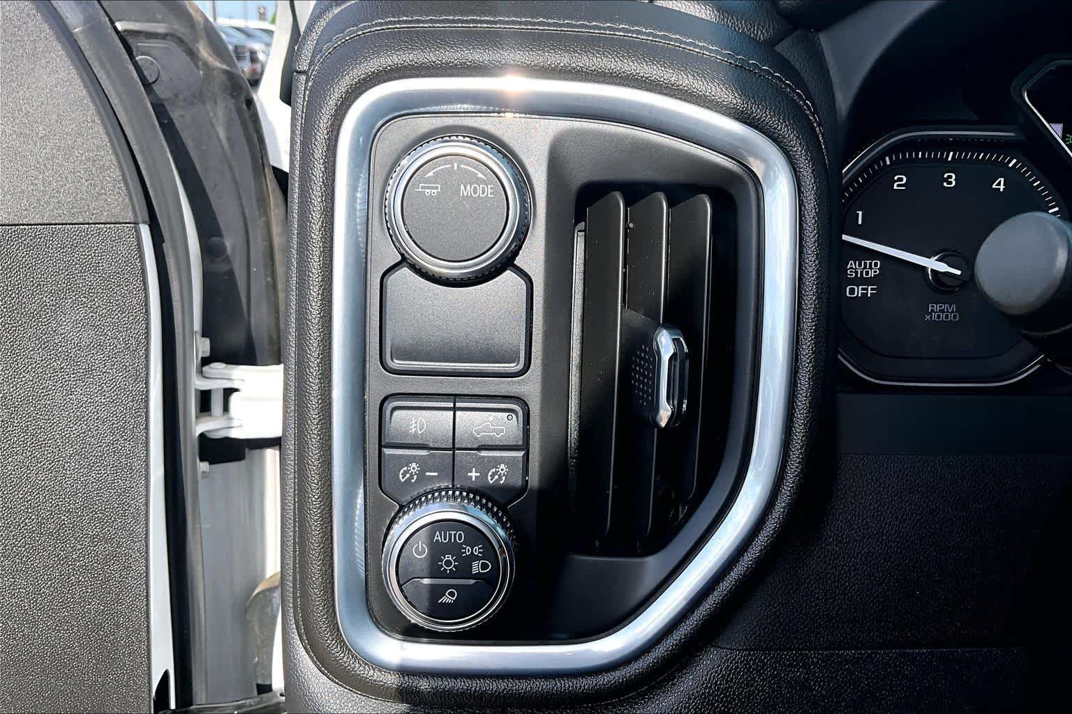 Used 2022 White Frost Tricoat GMC Denali image 36