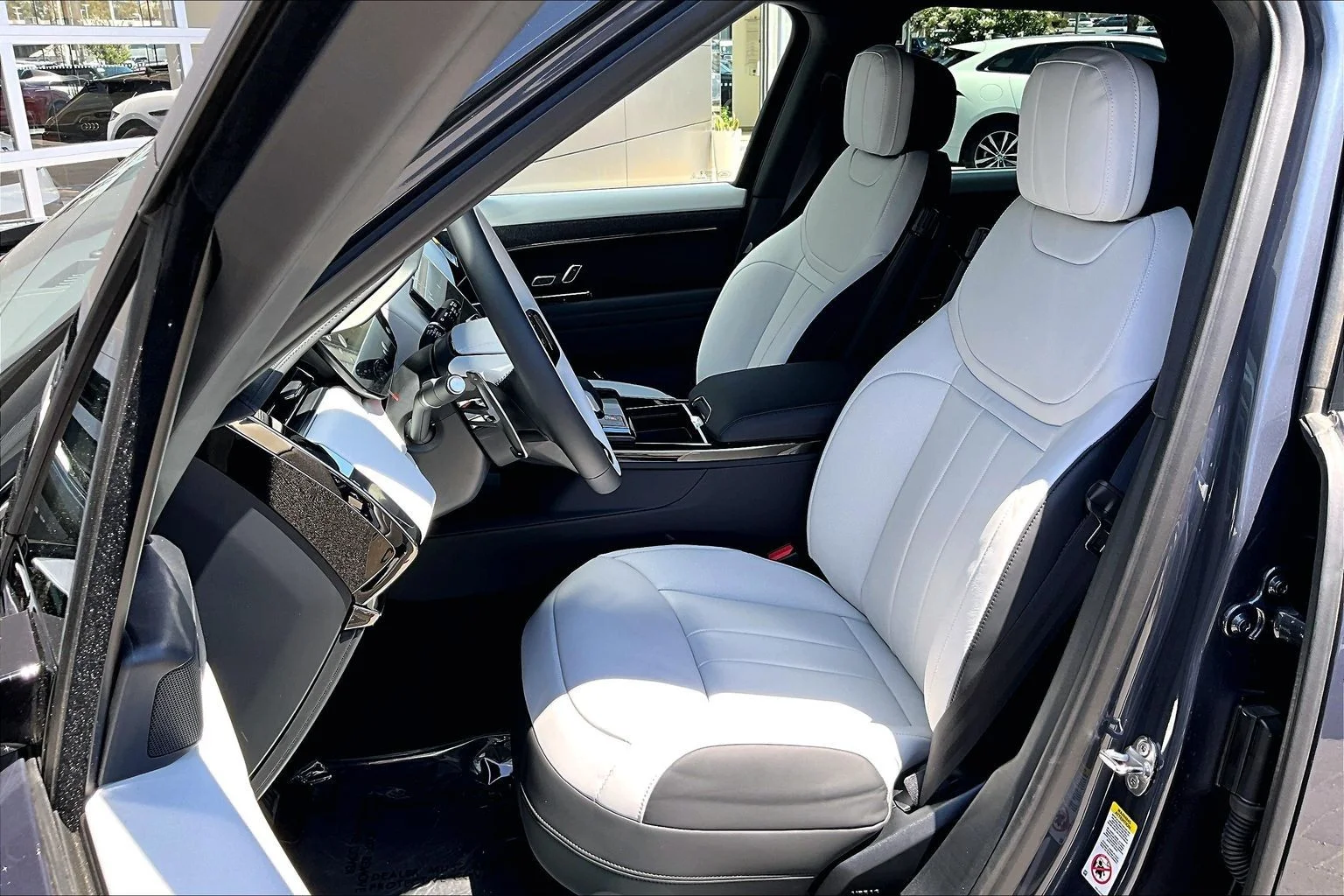 New 2026 Varesine Blue Land Rover Dynamic SE image 9