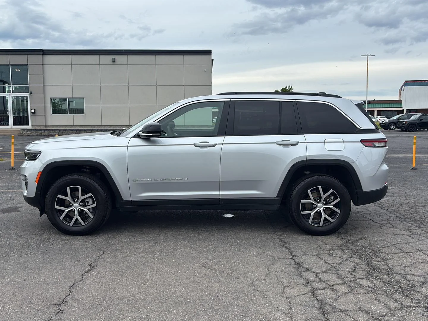 Used 2025 Silver Zynith Jeep Limited image 4