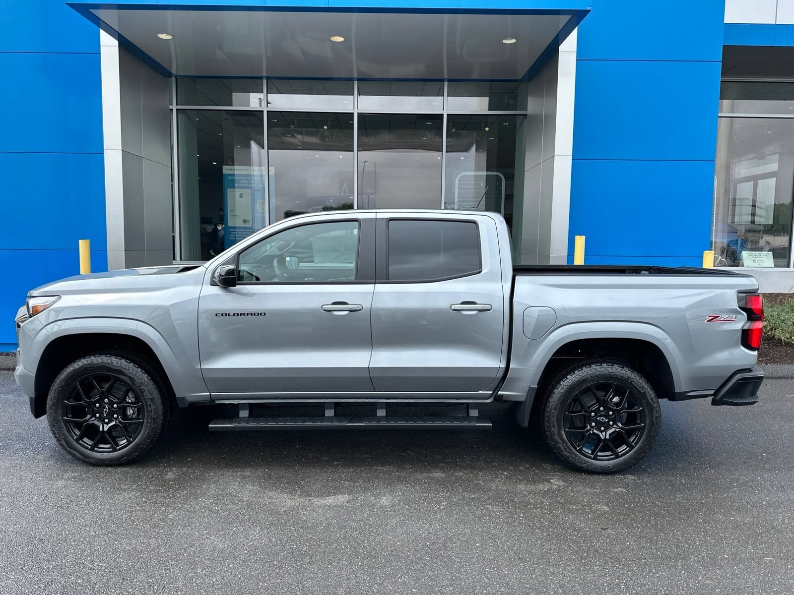 New 2026 Sterling Gray Metallic Chevrolet Z71 with 20in Black Wheels - Sunroof - Spray-On Bedliner image 10