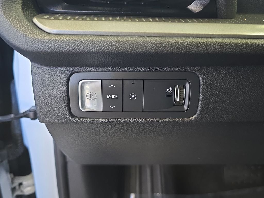 Used 2024 White Chevrolet LT image 27